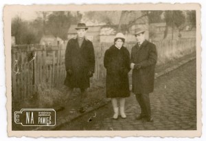 24.12.1965. W drodze do ślubu cywilnego, od lewej: Alfred Maciejewski, Maria Bryś, Tadeusz Guszała